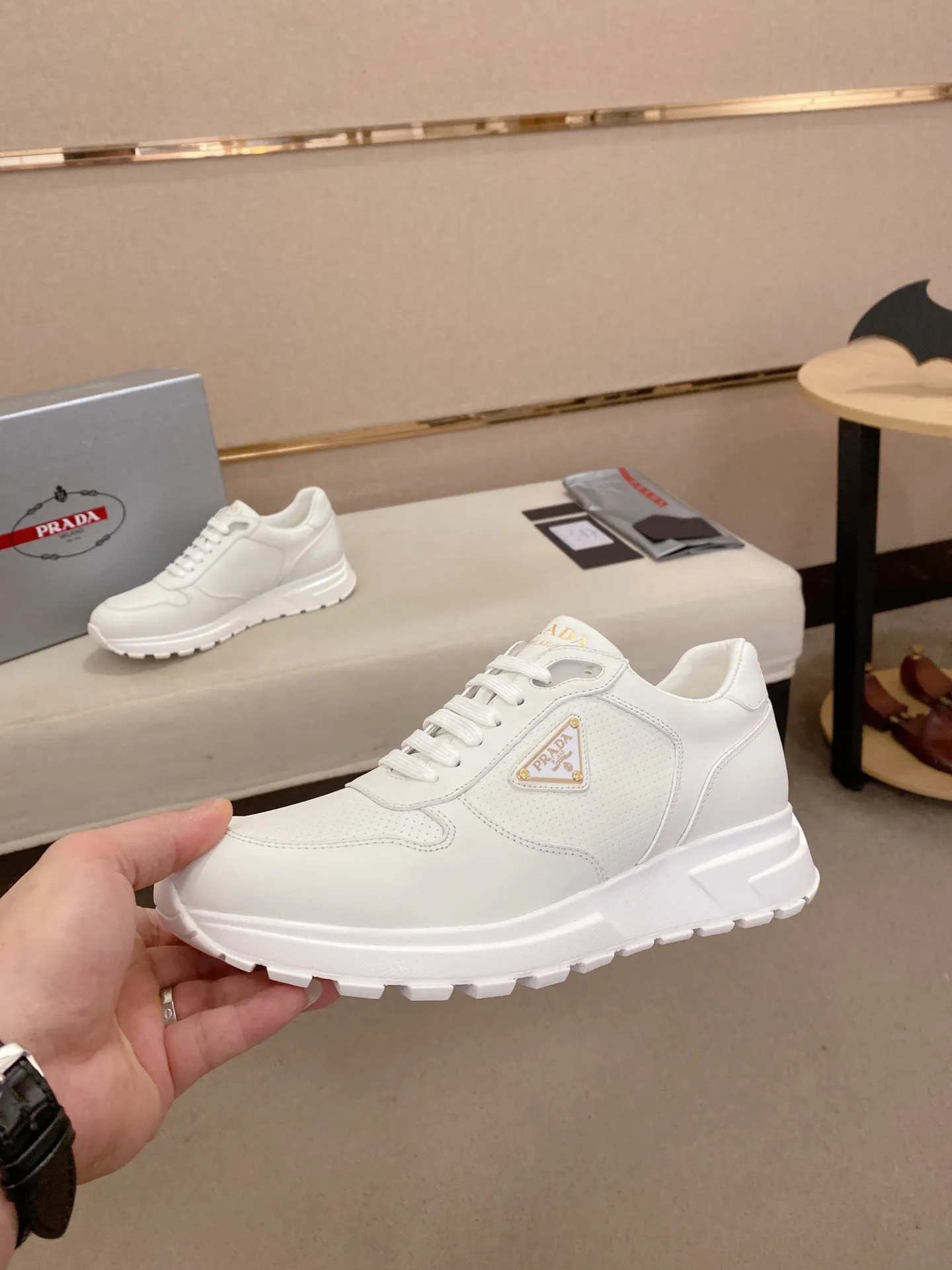 Men's shoes 💰 580💰 ✔️✔️✔️High-quality new PRADA counters are launched at the same time. The new men's shoes and 😘fabrics are selected from imported first-layer cowhide and are made by pure handcrafts. Lining: Full cowhide lining. 👍🏿 High-end ☄️ air-cushion molded anti-slip rubber outsole, exquisite lines, simple and elegant, comfortable and high-end for leisure travel. Code number: 38 to 44 (45 can be customized and cannot be returned or exchanged)